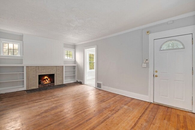 Building Photo - 2 Story 3 Bed 2 Bath, Off Street Parking!