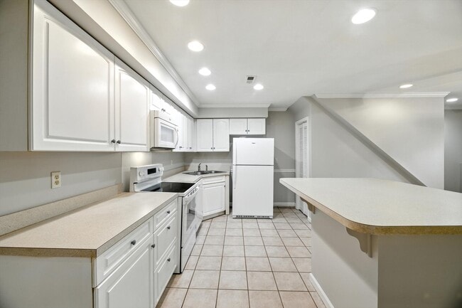 Building Photo - 2710 Hodge Rd