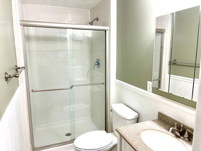Building Photo - Welcome to this charming 3-bedroom, 2.5-ba...