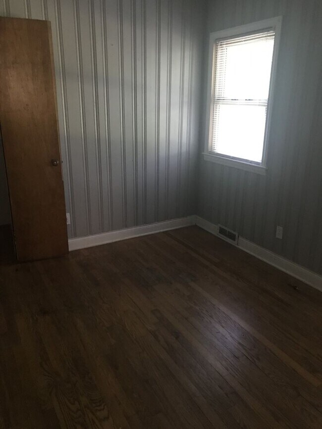Building Photo - Ranch style 3 bedroom1.5 bath home off S. ...