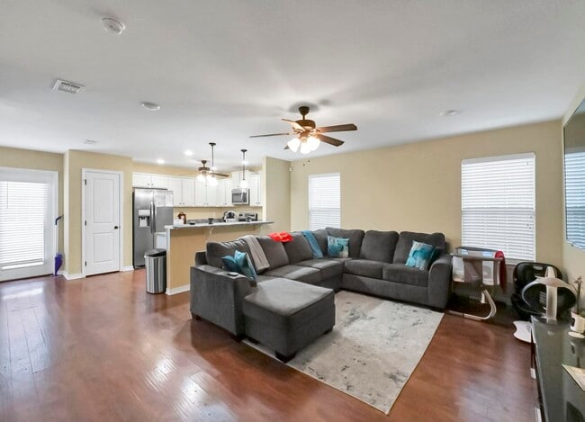 Building Photo - 220 Wainwright Dr