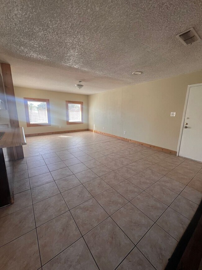 Building Photo - BACK ON THE MARKET!!!  Large Ranch Style Rambler home in Ridgewood