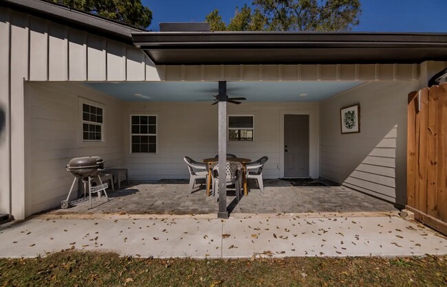 Back patio - 9305 Emnora Ln