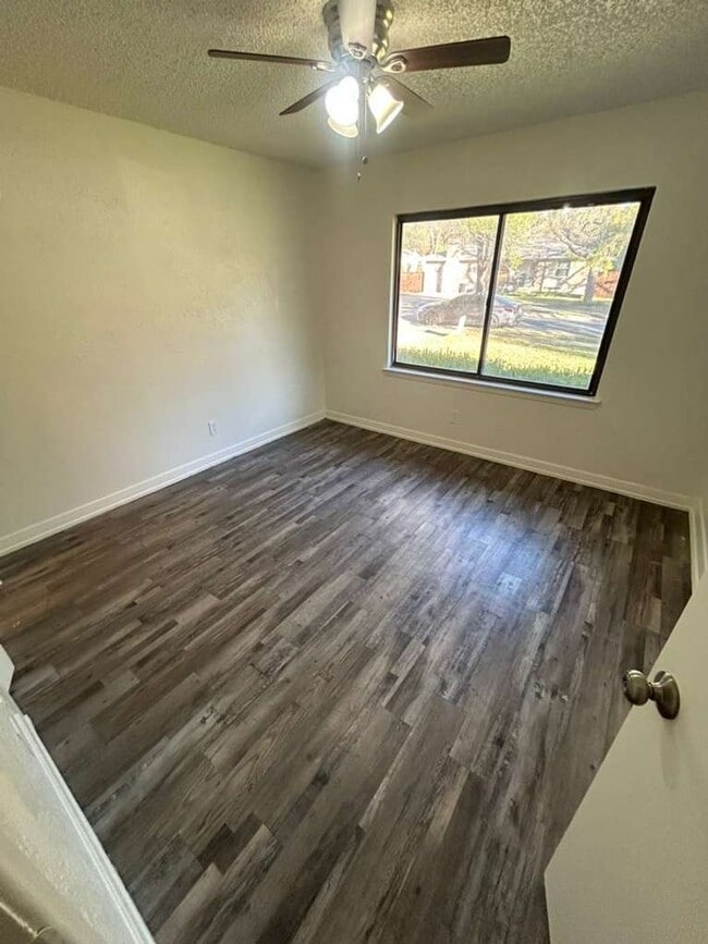 Building Photo - Ready to move in...