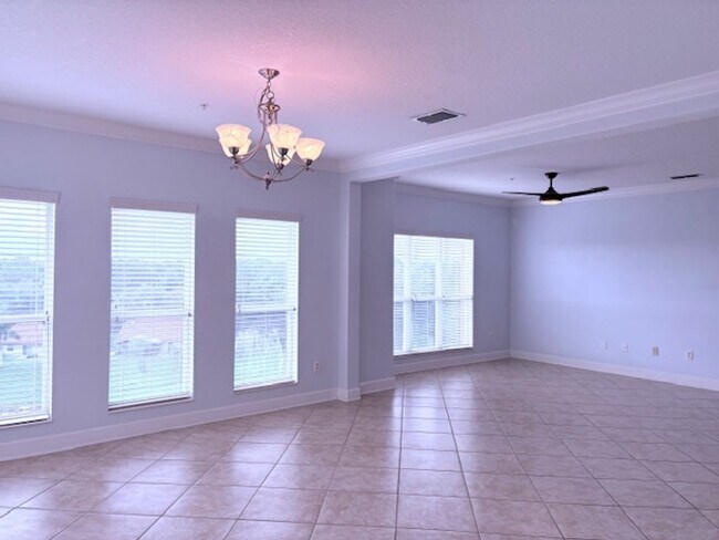 Building Photo - Luxury Top Floor Condo