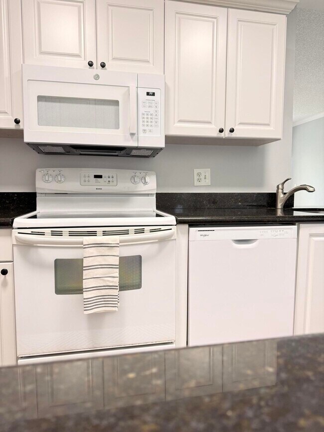 Building Photo - 2080 Greenview Shores Blvd