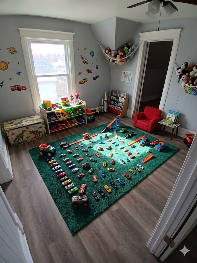 Building Photo - 730 E Hurlbut Ave