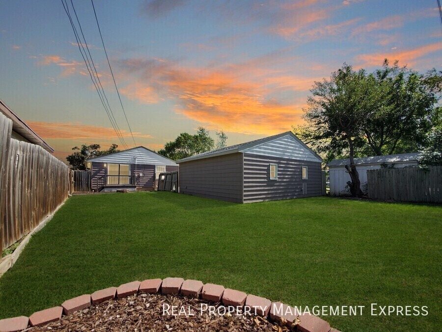 Building Photo - 4 Bed 2 Bath Home with Fenced Yard