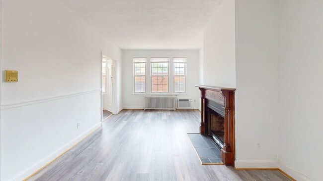Building Photo - Top Floor Recently Updated MacArthur Blvd One Bedroom W/Parking Included
