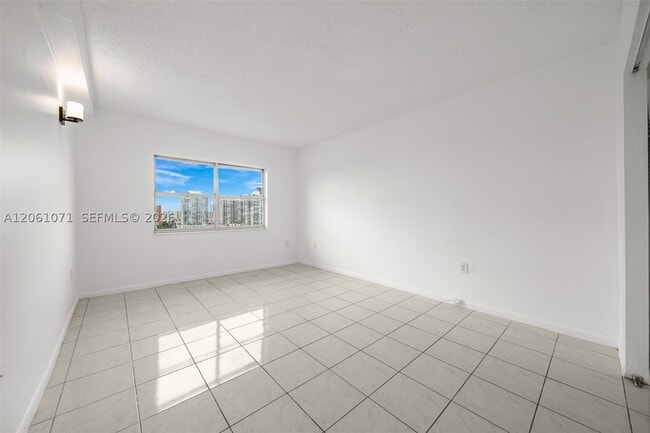 Building Photo - 400 Kings Point Dr
