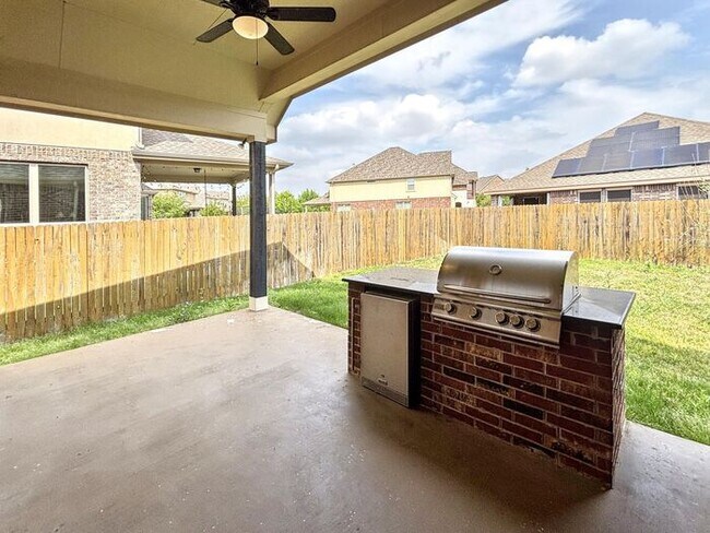 Building Photo - Spacious & Stylish 4-Bedroom Home with Mod...