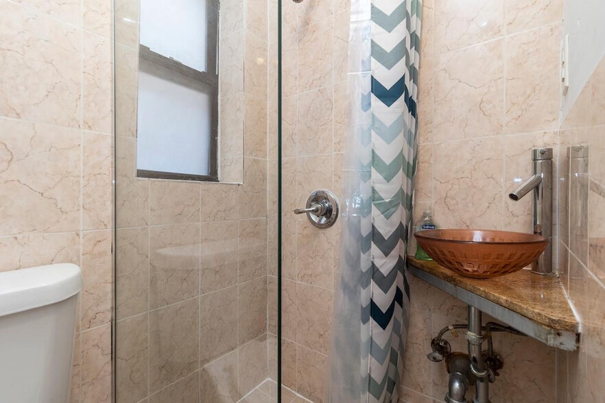 Building Photo - 322 E 93rd St