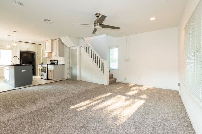 Building Photo - N Rosedale Ave Duplex