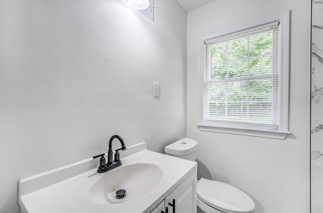 Building Photo - 4036 N Lake Forest Dr