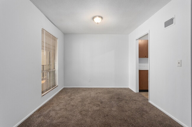 Building Photo - 418 W 89th St