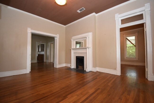 Building Photo - Large Centrally Located Home