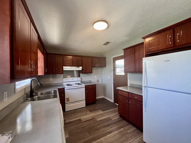 Building Photo - 609 Hemlock St