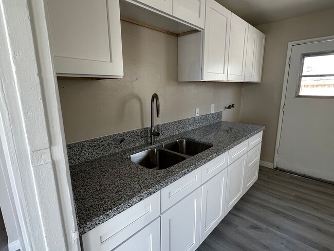 Building Photo - CUTE 3+1 South Bakersfield 93304 $1700