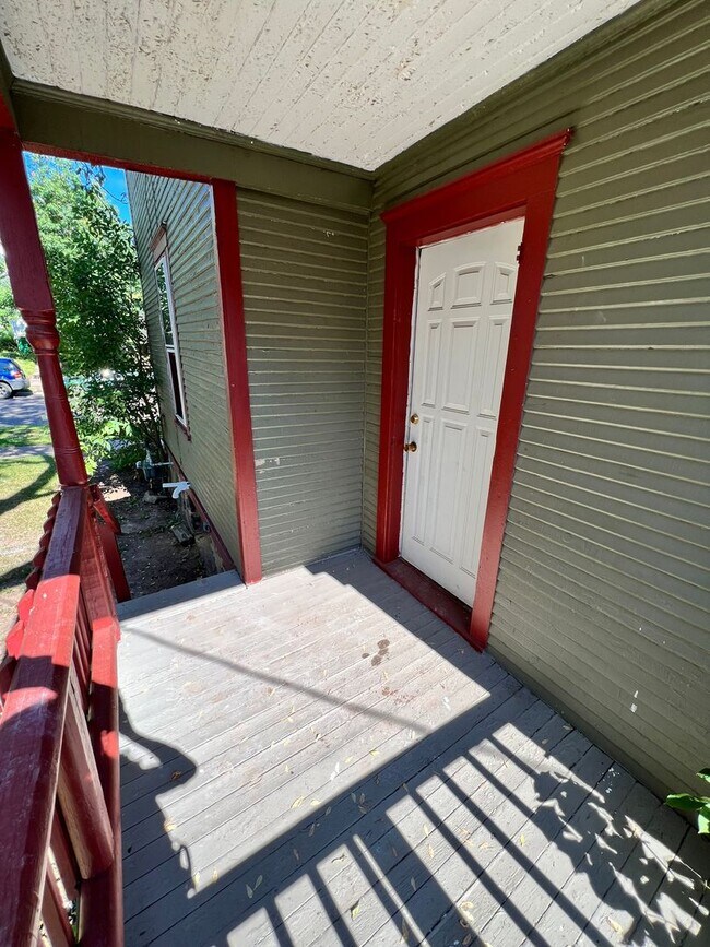 Building Photo - 708 E 6th St