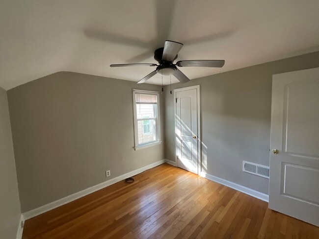 Building Photo - Charming 3-Bedroom Home in Whitefish Bay -...