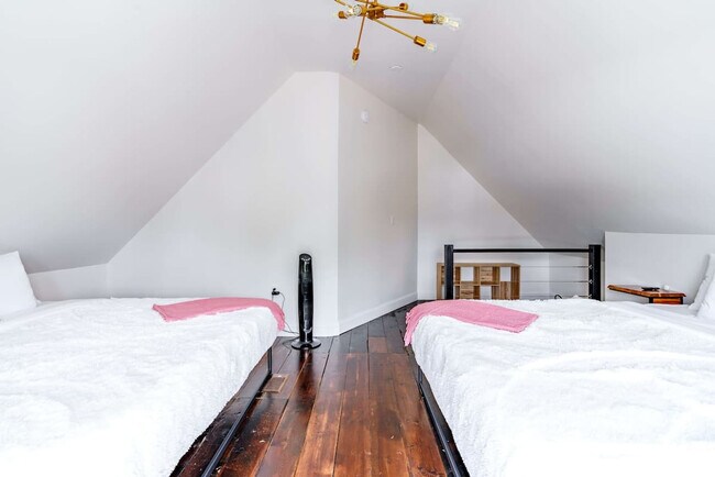 Building Photo - 98 Brickel St