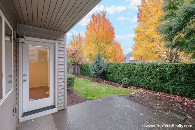 Building Photo - Beautiful 4 Bedrm* 2.5 Bath* Single Family...