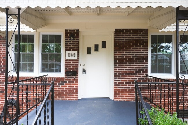 Building Photo - 2 bedroom, 1 bath Brick Bungalow in Prime ...