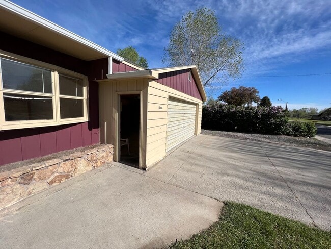 Building Photo - 3 Bed 2 Bath House with Attached 2 Car Garage & Trailer Parking