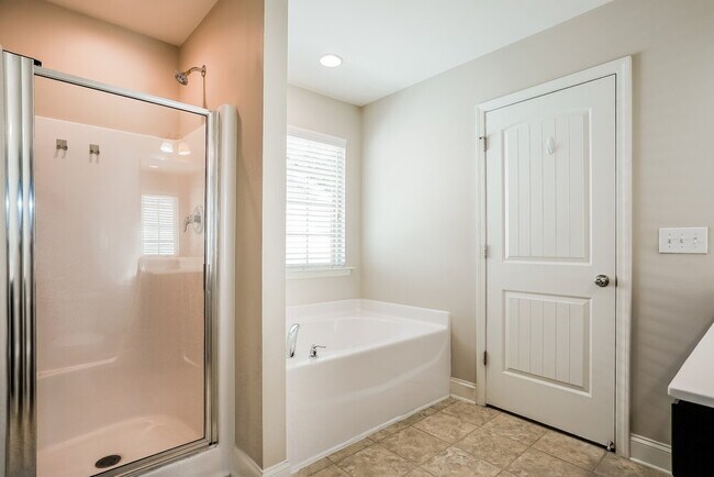 Building Photo - 170 Davelyn Ct