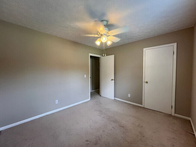Building Photo - 3 bedroom 2 bath in Goshen Hills