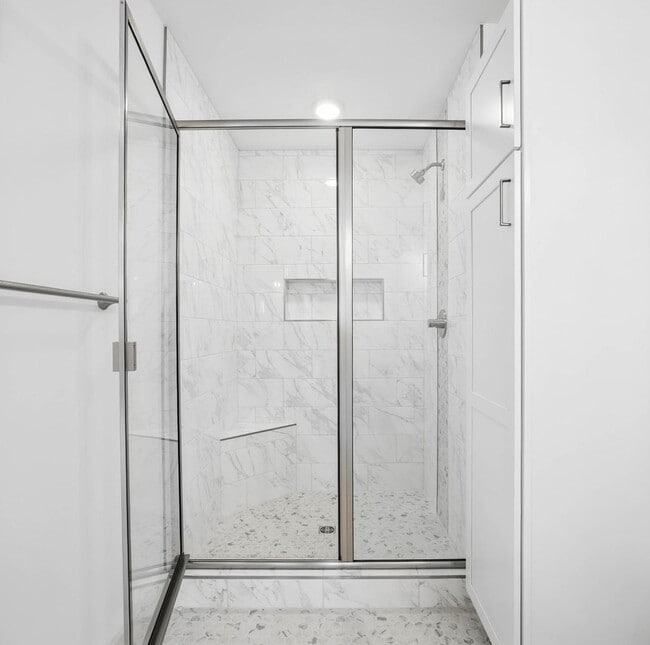 Building Photo - 3 Bedroom 2 1/2 Bath Luxury Home Near Madison Street!