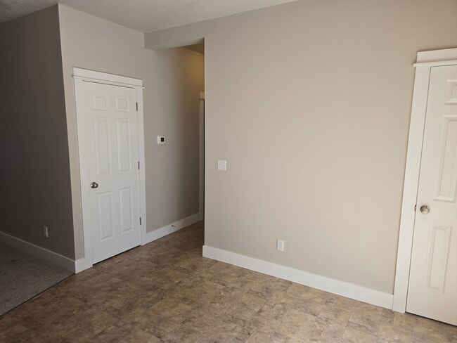 Building Photo - Beautiful 3 Bedroom Off Gilham