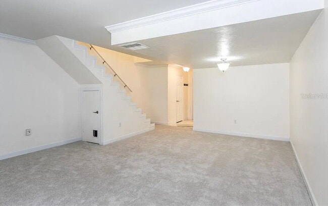 Building Photo - Centrally Located 3 bedroom 2.5 bath Townhome.