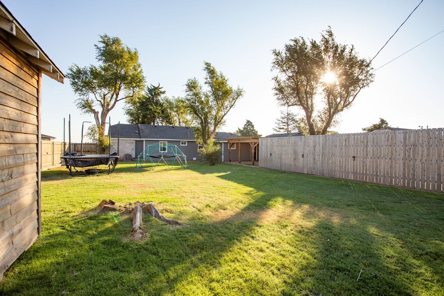 Building Photo - 1105 Main St