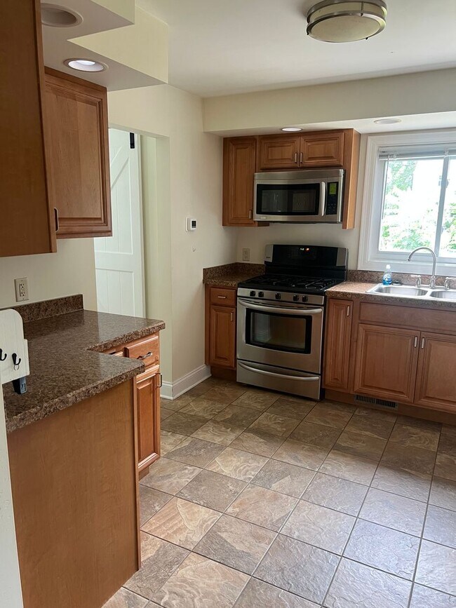 Building Photo - 3 Bed, 1.5 Bath Near U of R, Strong & Coll...