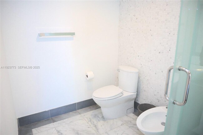 Building Photo - 200 Biscayne Blvd Way