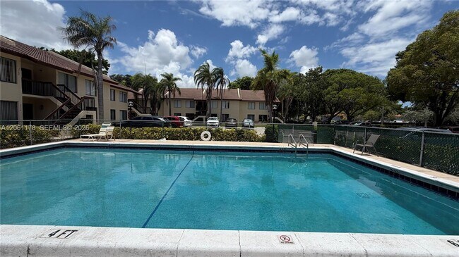 Building Photo - 2550 Riverside Dr