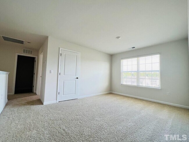 Building Photo - 5 Bedroom Single Family - Fuquay Varina