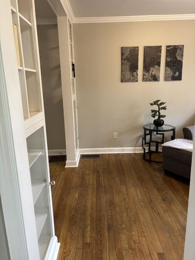 Building Photo - Fully Furnished and Move-in Ready: Charming 2BR/1BA Home