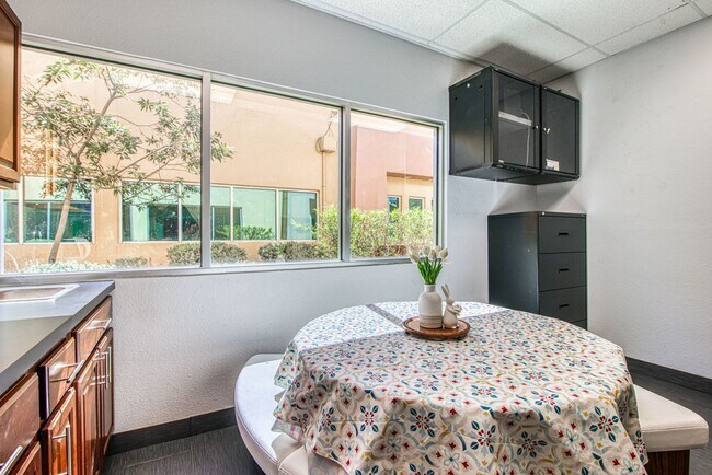 Building Photo - Move-in ready professional office space fo...