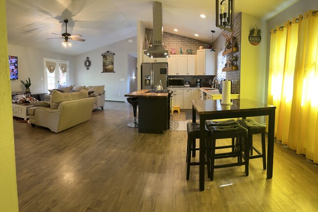 Building Photo - 2866 Elm Ave