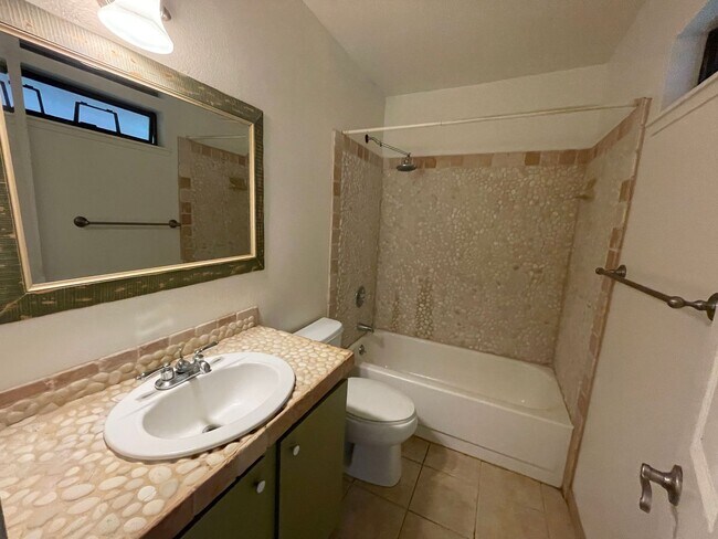 Building Photo - Unfurnished One Bedroom Available Immediately!