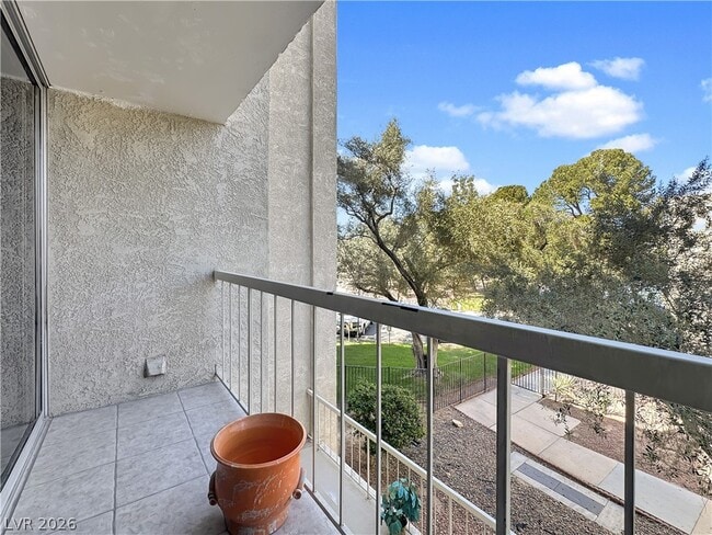 Building Photo - 730 S Royal Crest Cir