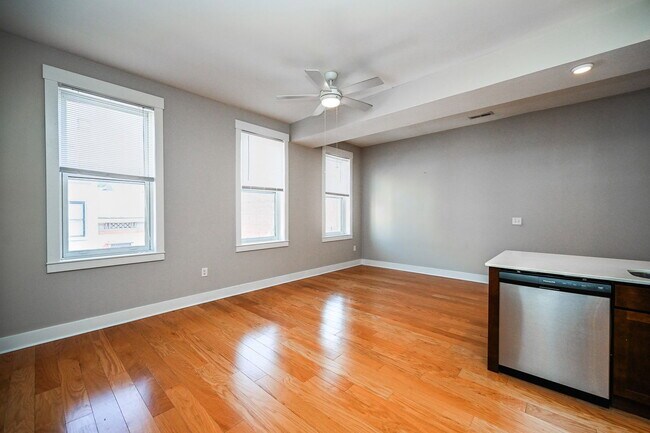 Building Photo - 515 E 12th St