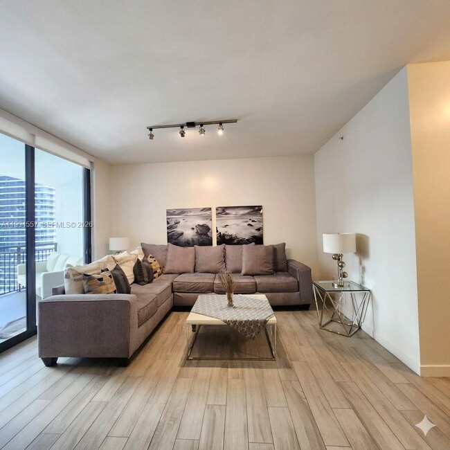 Building Photo - 999 SW 1st Ave