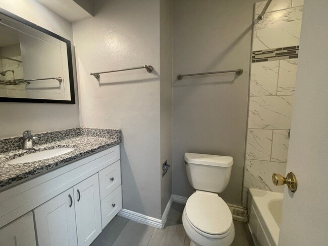 Building Photo - $0 DEPOSIT OPTION. TRI-LEVEL AURORA HOME WITH MODERN AMENITIES AND SPACIOUS INTERIORS