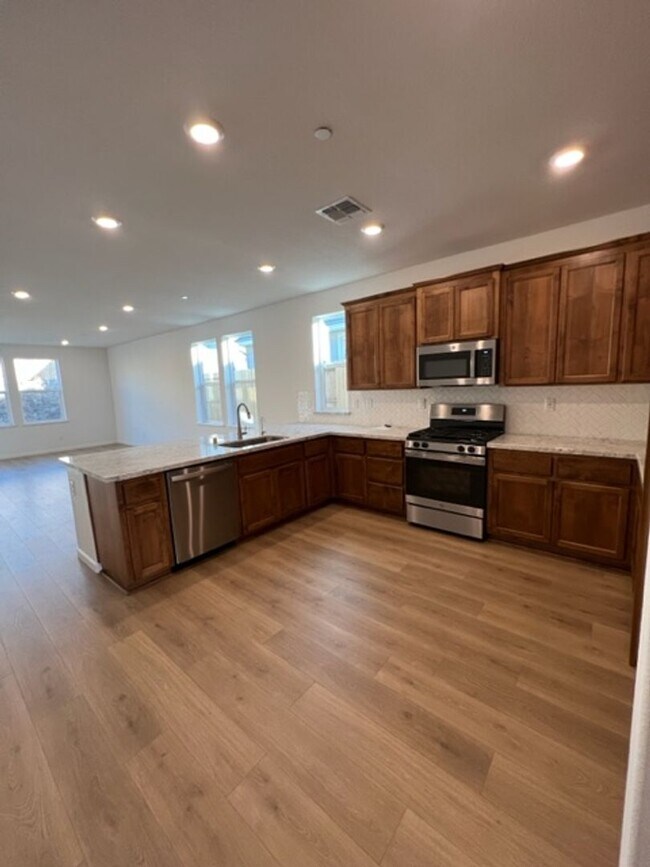 Building Photo - Beautiful 3 Bedroom and 2 Bathroom Home in Lincoln $2,995.00
