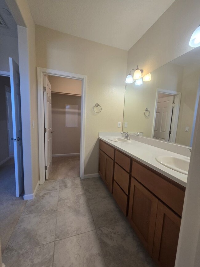 Building Photo - 3 Br 2 Bath Available 12/1