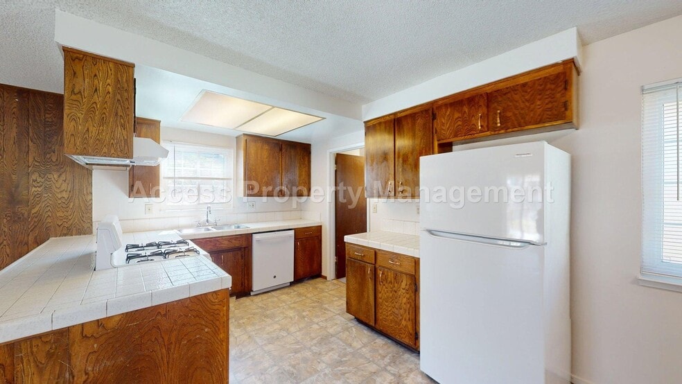 Building Photo - 1441 Montclair Dr