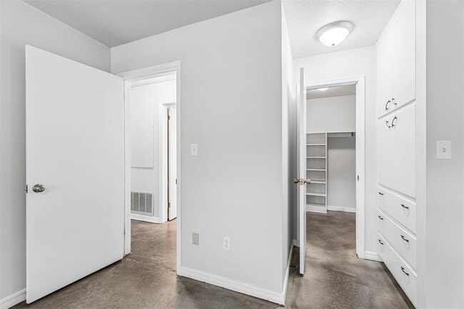 Building Photo - 528 N Beard Ave